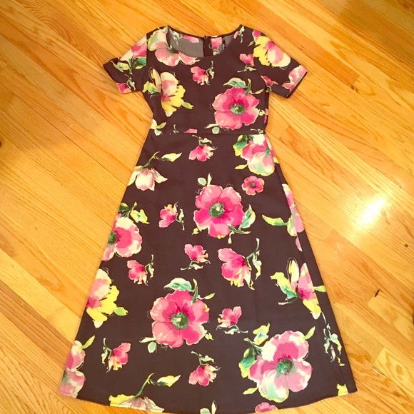 Beautiful new floral midi dress