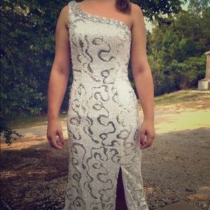 Elsa would be jealous of this sequined beauty