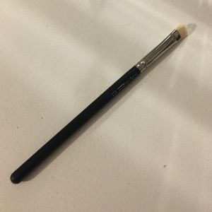 MAC 239 eyeshadow brush