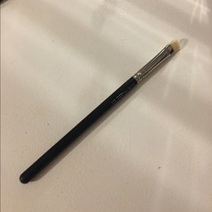 MAC 239 eyeshadow brush