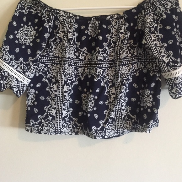 Bandana print off the shoulder crop top - Picture 3 of 3