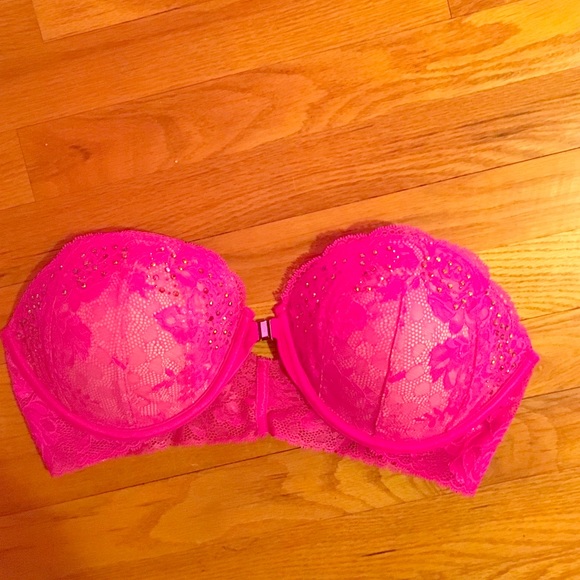Beautiful front clasp VS strapless bra!
