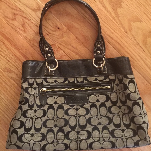 Coach CC logo purse! Handbag in great condition.