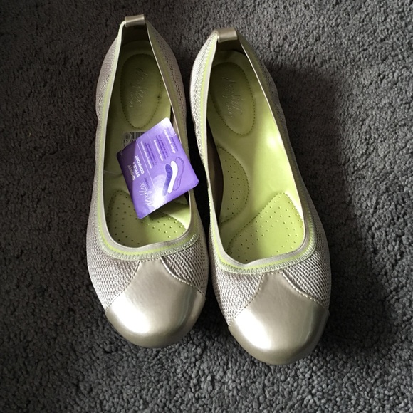 Flats- never worn