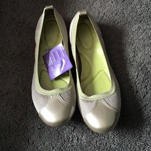 Flats- never worn