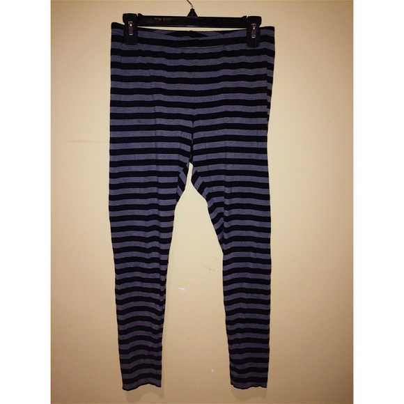 Black/gray striped leggings