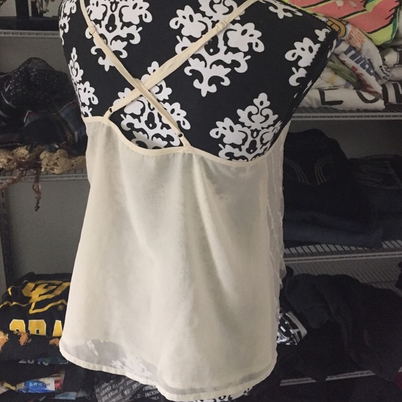 Cute and simple sheer crochet cami tank top - Picture 2 of 4