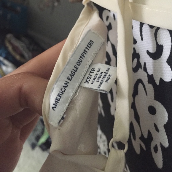 Cute and simple sheer crochet cami tank top - Picture 3 of 4