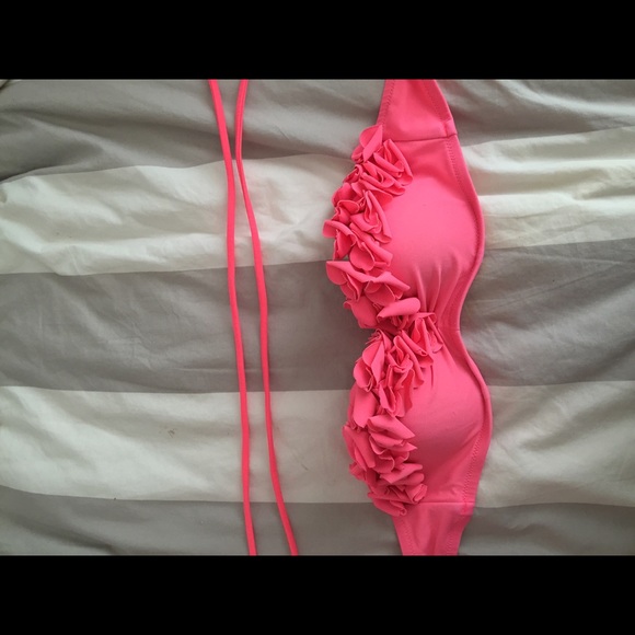 super cute bikini top barley used!👙🌞