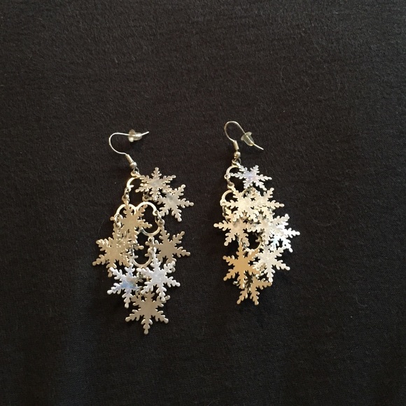 Snowflake dangle earrings