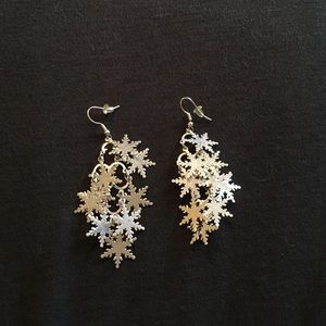 Snowflake dangle earrings