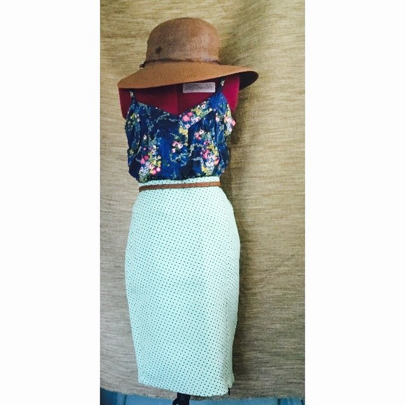 Floral top. - Picture 2 of 4