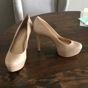 Nude round toe Gianni Bini pumps size 6