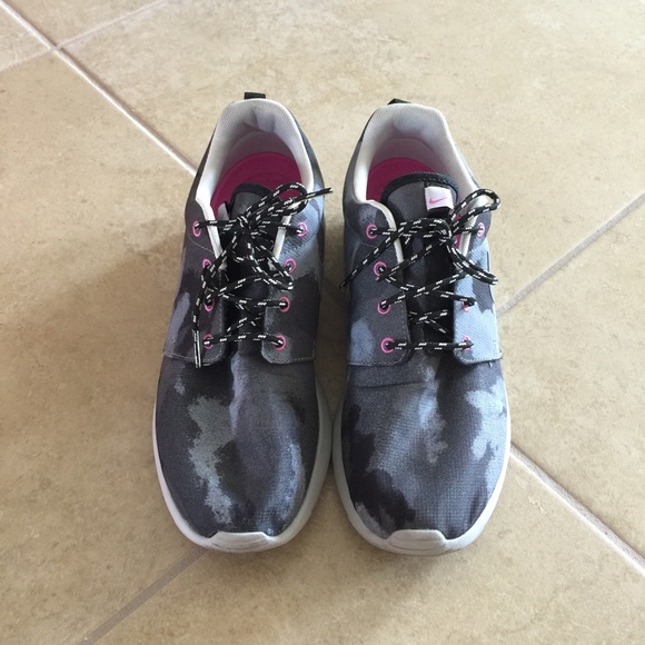 Nike pink & grey camo Roshe sz 8.5