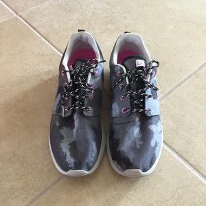 Nike pink & grey camo Roshe sz 8.5