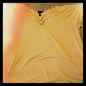 Super cute tshirt w vneck