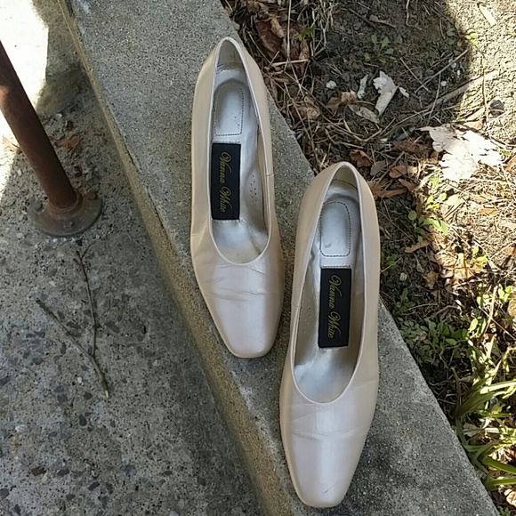 Vanna White Bone Pumps - Picture 1 of 3