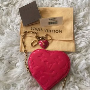 Stunning Louis Vuitton Vernis heart accessory 💗