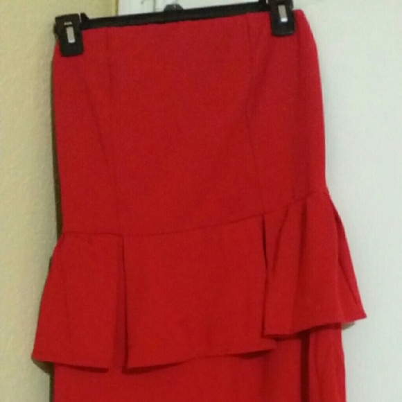 Modern  and strapless dress - Picture 1 of 3