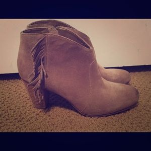 Tan suede Tahari fringe Camila booties 9.5 Women's