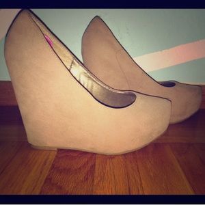 Glaze sz 7 tan wedges