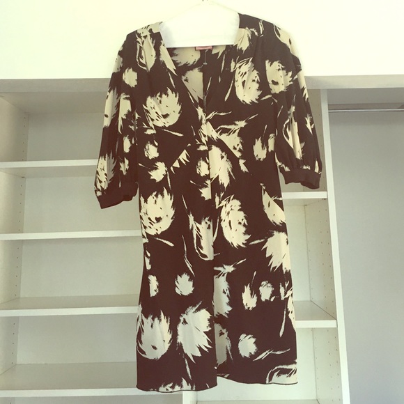 Black and white silk mini dress with cinch sleeves