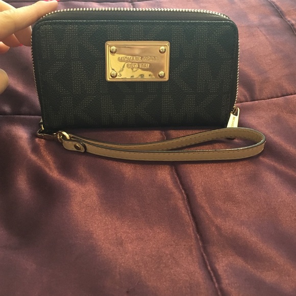 Michael Kors wallet wrislet