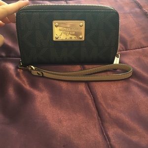 Michael Kors wallet wrislet