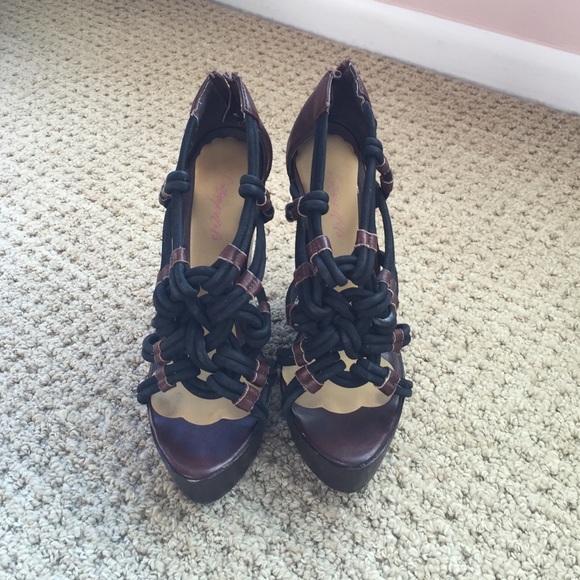 Amazing black and brown summer wedges.