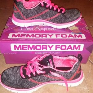 New memory foam black/hot pink sneakers