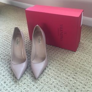 Classic blush pumps