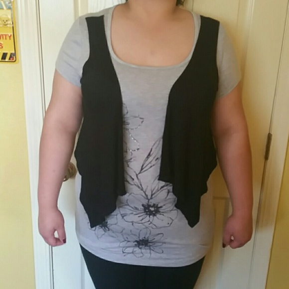 Cute gray printed top with mock vest