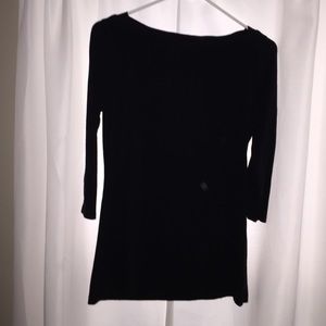 Quarter length black basic tee