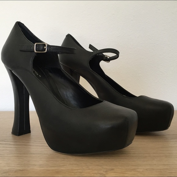 BCBG Generation Black Platform Heels - Picture 3 of 3