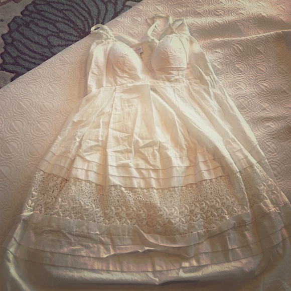 Jessica Simpson white party!