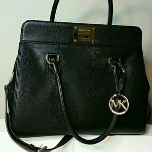 MICHAEL KORS ASTRID SATCHEL


100% Authentic?


C
