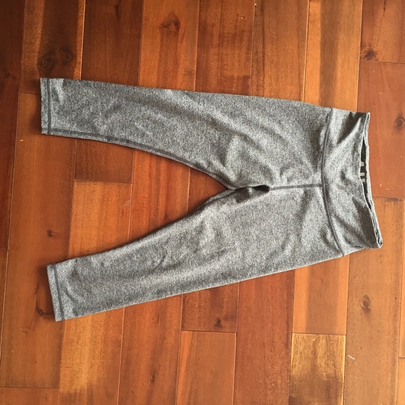 gray yoga leggings up to the knee