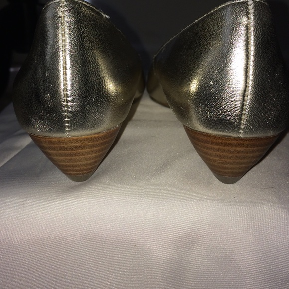 Steve Madden gold leather flats with 1.5" balance - Picture 3 of 4
