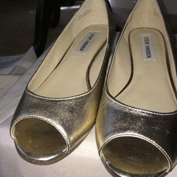 Steve Madden gold leather flats with 1.5" balance - Picture 4 of 4