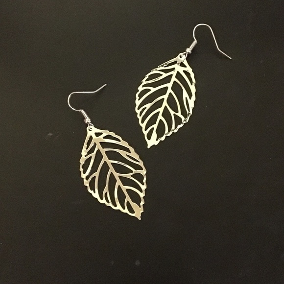 Silver coated feather shaped earrings - Picture 2 of 2