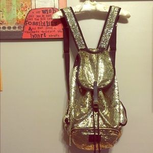 On hold for Alee💁🏼😘