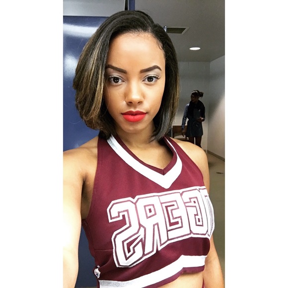 Meet Your Posher, Darrielle! ๐๐ - Picture 3 of 4