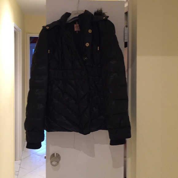 Juicy couture winter coat with the hood faux trim.