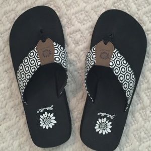 Yellow Box flip flops, sz 7, blk/white geometric