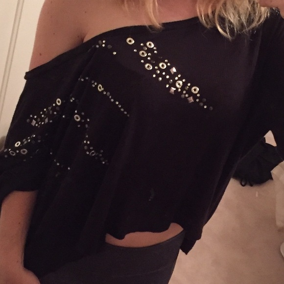 Tops - Black off the shoulder crop top