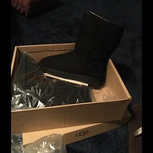 UGG short classic black boots.. Worn once!