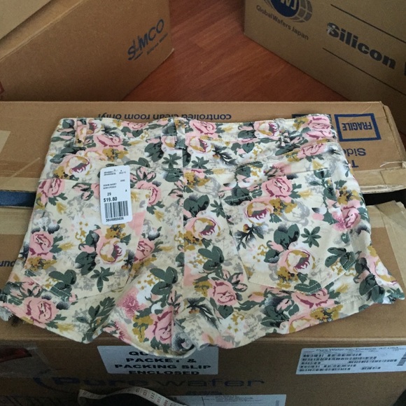 ❌SOLD❌New rose high waisted shorts - Picture 2 of 4