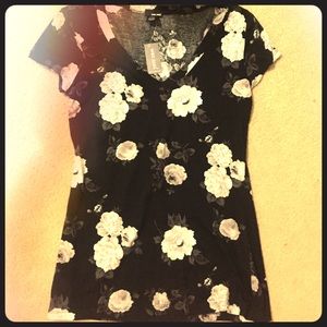 Black and white floral v-neck t-shirt