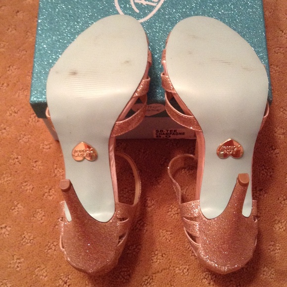 Betsey Johnson "SB-Tee"champagne heels!! - Picture 2 of 4