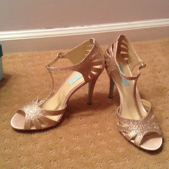 Betsey Johnson "SB-Tee"champagne heels!! - Picture 4 of 4